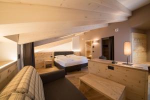 pokój hotelowy z 2 łóżkami i kanapą w obiekcie Monroc Hotel w mieście Commezzadura