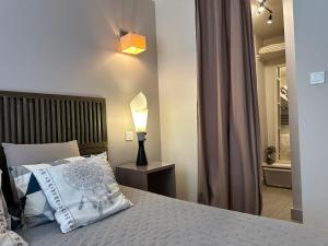 Ένα ή περισσότερα κρεβάτια σε δωμάτιο στο Bambou lodge anduze, les pieds dans l'eau