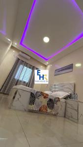une chambre d'hôpital avec un lit avec des lumières violettes dans l'établissement Enzo HOUSE, à Saly Niakh-Niakhal 1 autre photo