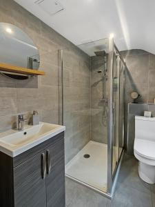 a bathroom with a shower and a sink and a toilet at Amaya Six - Sleeps 4 - Modern 1 bed Apartment - Newly renovated - Central Location - Grantham in Grantham