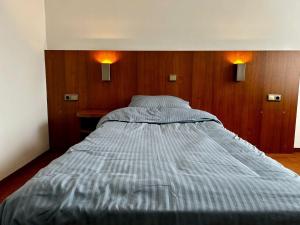 Postel nebo postele na pokoji v ubytování Hotel De hertog Franeker