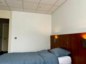 Postel nebo postele na pokoji v ubytování Hotel De hertog Franeker