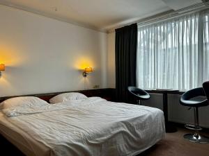 Postel nebo postele na pokoji v ubytování Hotel De hertog Franeker