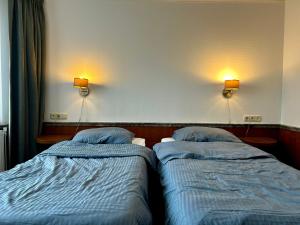 Postel nebo postele na pokoji v ubytování Hotel De hertog Franeker