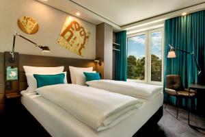 Postel nebo postele na pokoji v ubytování Motel One Warsaw-Chopin