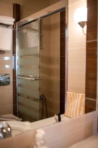Koupelna v ubytování Evia Hotel & Suites