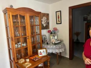 Una habitación con un aparador de madera con una mesa. en Villa Irene, en Málaga