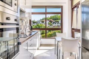 Kuchyň nebo kuchyňský kout v ubytování Loft in Front of the Sea Benalmadena