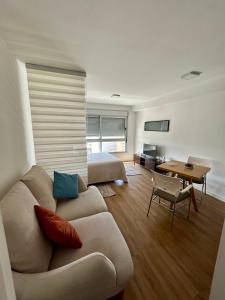 Posezení v ubytování Hermoso monoambiente en Punta Carretas piso 11