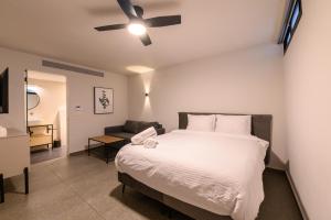 特拉维夫Rokah Luxury Villa at Ramat HaHayal的带床和吊扇的卧室
