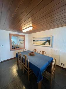 a dining room with a blue table and chairs at Íncreible depto en la Punta in Punta del Este
