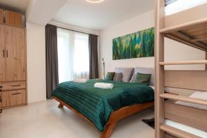 Voodi või voodid majutusasutuse Design Apartmán Jáchymovská - Rezidence K Lanovce toas