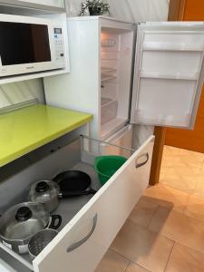 a kitchen with a stove and a microwave at Habitación Matrimonio Tranquila en Vivienda Compartida in Valencia