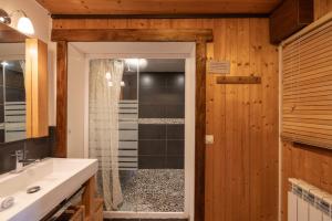 科尔顿La Charbonnière的浴室里有淋浴、洗手池和镜子。 更多45张照片