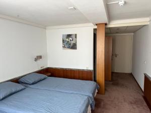 Postel nebo postele na pokoji v ubytování Hotel De hertog Franeker