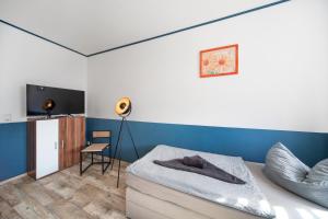 ハルバーシュタットにあるWohnung Stadtrand, 4 Personen, nahe Bahnhof und Seeのベッドルーム1室(ベッド1台、ランプ付きデスク付)