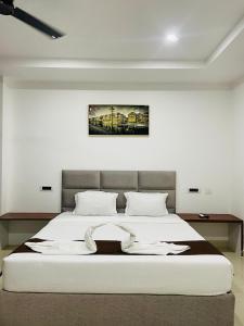 Postel nebo postele na pokoji v ubytování Hotel RKD Inn