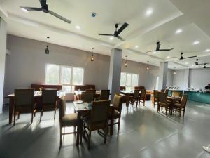 Hotel RKD Inn餐厅或其他用餐的地方