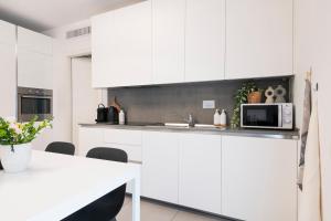 A kitchen or kitchenette at Luxury apt in Moscova (Gym+parking+private office)