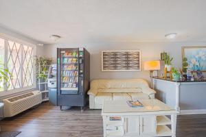 sala de estar con nevera y sofá en Liberty Inn and Suites Kissimmee near Disney World, en Kissimmee