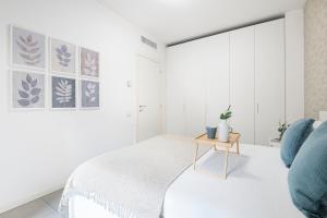 A bed or beds in a room at Luxury apt in Moscova (Gym+parking+private office)