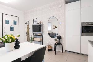 A kitchen or kitchenette at Luxury apt in Moscova (Gym+parking+private office)