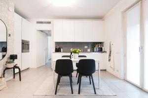 A kitchen or kitchenette at Luxury apt in Moscova (Gym+parking+private office)