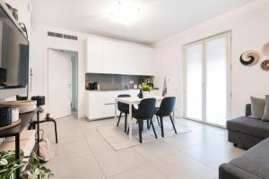 A kitchen or kitchenette at Luxury apt in Moscova (Gym+parking+private office)