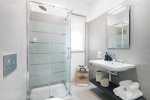 A bathroom at Luxury apt in Moscova (Gym+parking+private office)