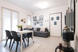 A seating area at Luxury apt in Moscova (Gym+parking+private office)
