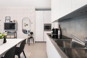 A kitchen or kitchenette at Luxury apt in Moscova (Gym+parking+private office)