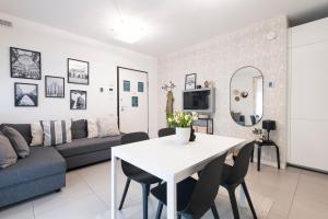 A television and/or entertainment centre at Luxury apt in Moscova (Gym+parking+private office)