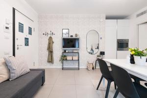 A television and/or entertainment centre at Luxury apt in Moscova (Gym+parking+private office)