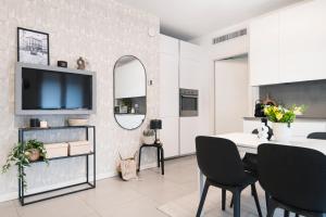 A television and/or entertainment centre at Luxury apt in Moscova (Gym+parking+private office)