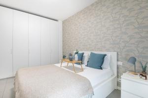 A bed or beds in a room at Luxury apt in Moscova (Gym+parking+private office)