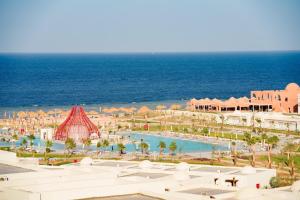 un complejo con piscina y montaña rusa en Sentido Reef Oasis Suakin Resort, en Marsa Alam