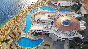 Bazén v ubytování Reef Oasis Blue Bay Resort & Spa nebo v jeho okolí
