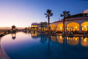 Bazén v ubytování Reef Oasis Blue Bay Resort & Spa nebo v jeho okolí