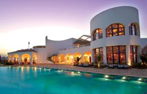 Bazén v ubytování Reef Oasis Blue Bay Resort & Spa nebo v jeho okolí