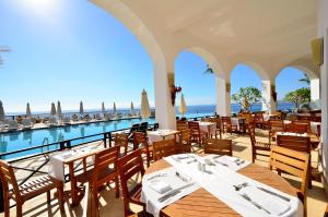 Bazén v ubytování Reef Oasis Blue Bay Resort & Spa nebo v jeho okolí