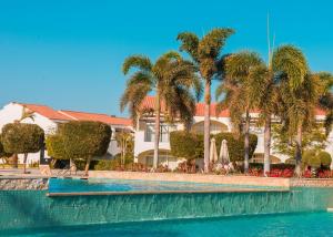 Bazén v ubytování Reef Oasis Blue Bay Resort & Spa nebo v jeho okolí