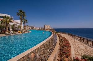 Bazén v ubytování Reef Oasis Blue Bay Resort & Spa nebo v jeho okolí