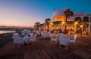 Restaurace v ubytování Reef Oasis Blue Bay Resort & Spa