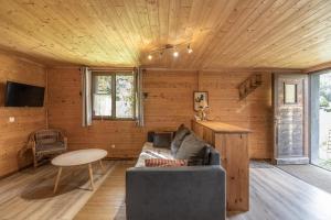 科尔顿La Charbonnière的客厅里有一张沙发和一张桌子。