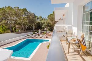 Bazén v ubytování Hostal Es Pi - Emar Hotels nebo v jeho okolí