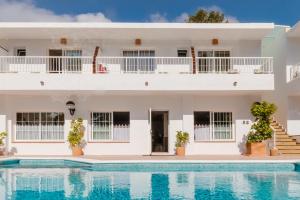 Bazén v ubytování Hostal Es Pi - Emar Hotels nebo v jeho okolí