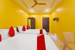 Postel nebo postele na pokoji v ubytování Hotel O Jayam Residency