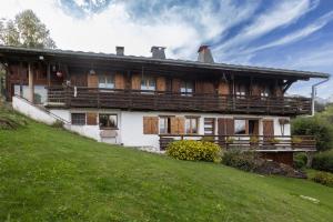 科尔顿La Charbonnière的山坡上的一所房子