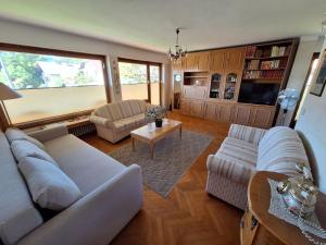 ein Wohnzimmer mit zwei Sofas und einem Tisch in der Unterkunft Vintage Apartment Bled in Bled + 17 Fotos