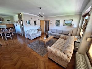 ein Wohnzimmer mit Sofa und Tisch in der Unterkunft Vintage Apartment Bled in Bled